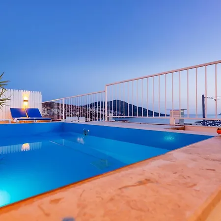 Westcoast 3-bedroom Townhouse Located Heart Of Old Town With A Private Plunge Pool *